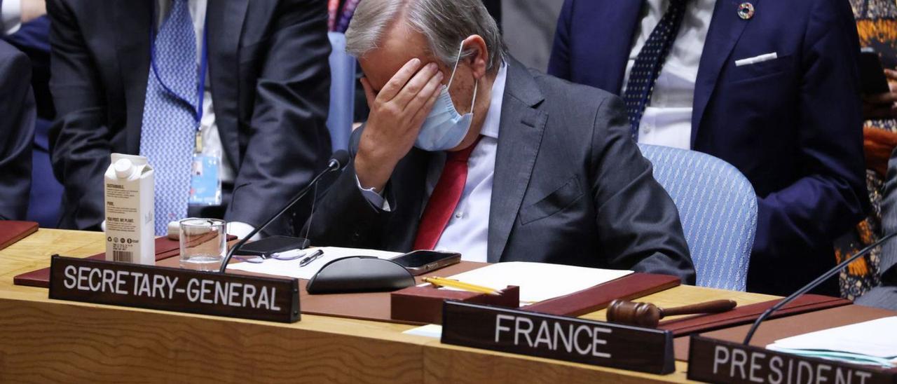 Guterres fa un gest de cansament durant la reunió del Consell de Seguretat de l’ONU. | EFE