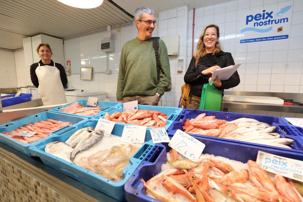 Los clientes del Mercat Nou se topan con poetas durante sus compras para celebrar el Día Internacional de la Poesía