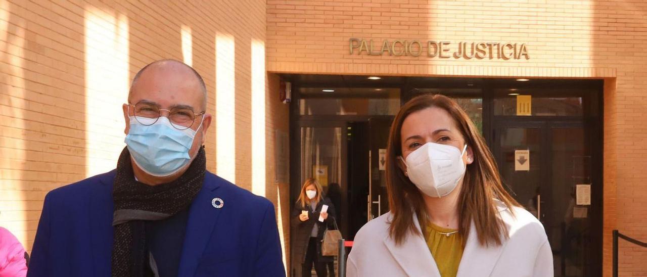 Miguel López y Rosa García, ayer a la salida de los juzgados de Orihuela. | TONY SEVILLA