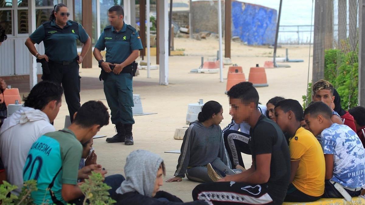 Un grupo de inmigrantes, entre ellos varios menores, esperan en Tarifa (Cádiz) tras ser rescatados en aguas del Estrecho de Gibraltar, el 5 de septiembre del 2018