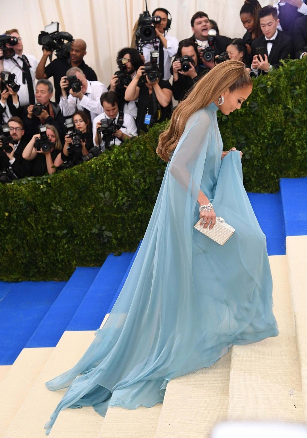 Jennifer López en modo Elsa de Frozen en la Gala Met 2017