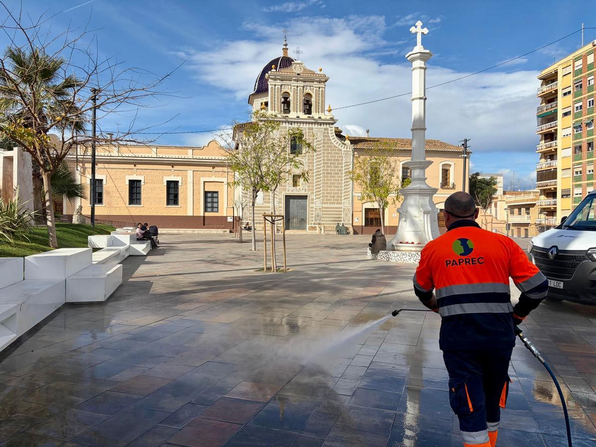 Labores de limpieza en la Plaza de la Ermita de Picassent.