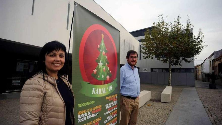 La concejala Rosa Viana y el alcalde Carlos Iglesias muestran el cartel anunciador de los actos. // I. Abella