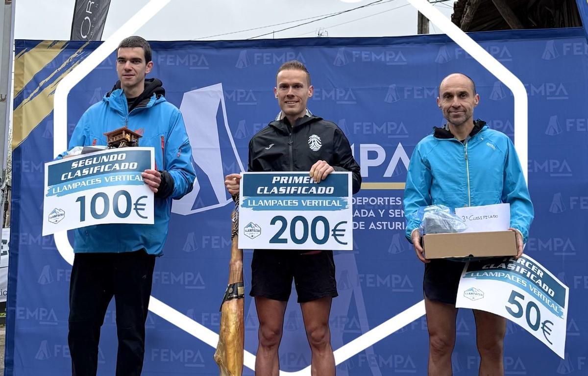 El podio masculino, con Jonatan Arobes en el centro, con Josep Llado a la izquierda y Hugo Cerezo a la derecha.