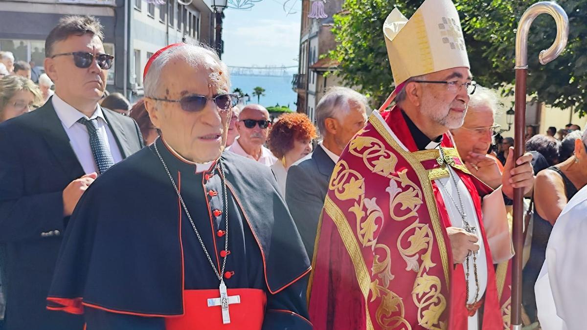 Rouco Varela, junto a Sanz Montes, en la procesión del Cristo de Candás de este jueves.