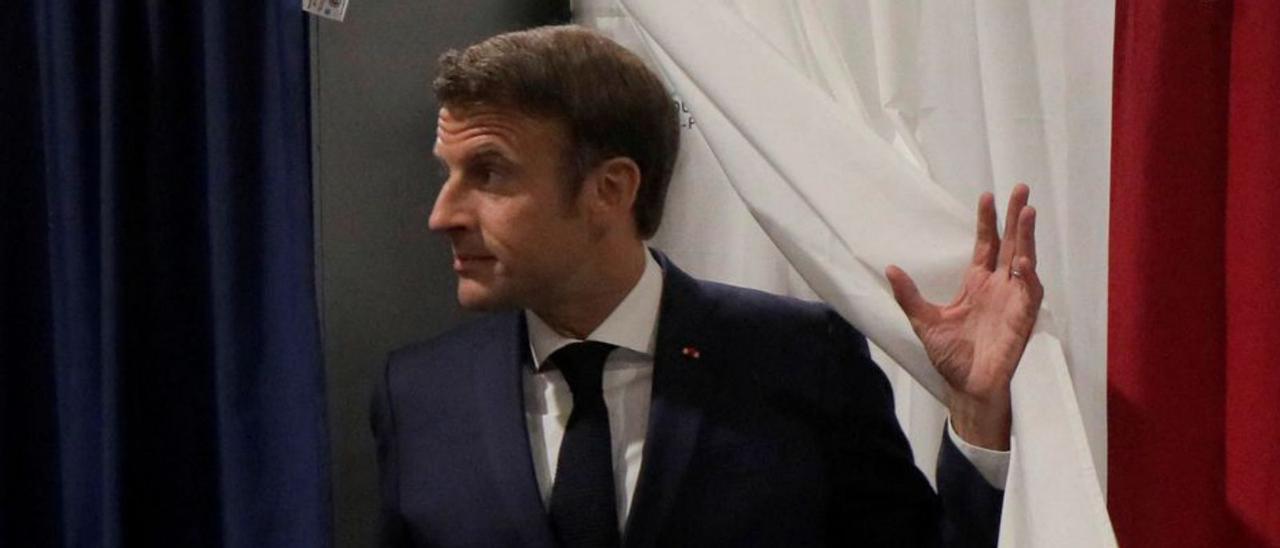 Emmanuel Macron ahir amb el vot a la mà. | REUTERS