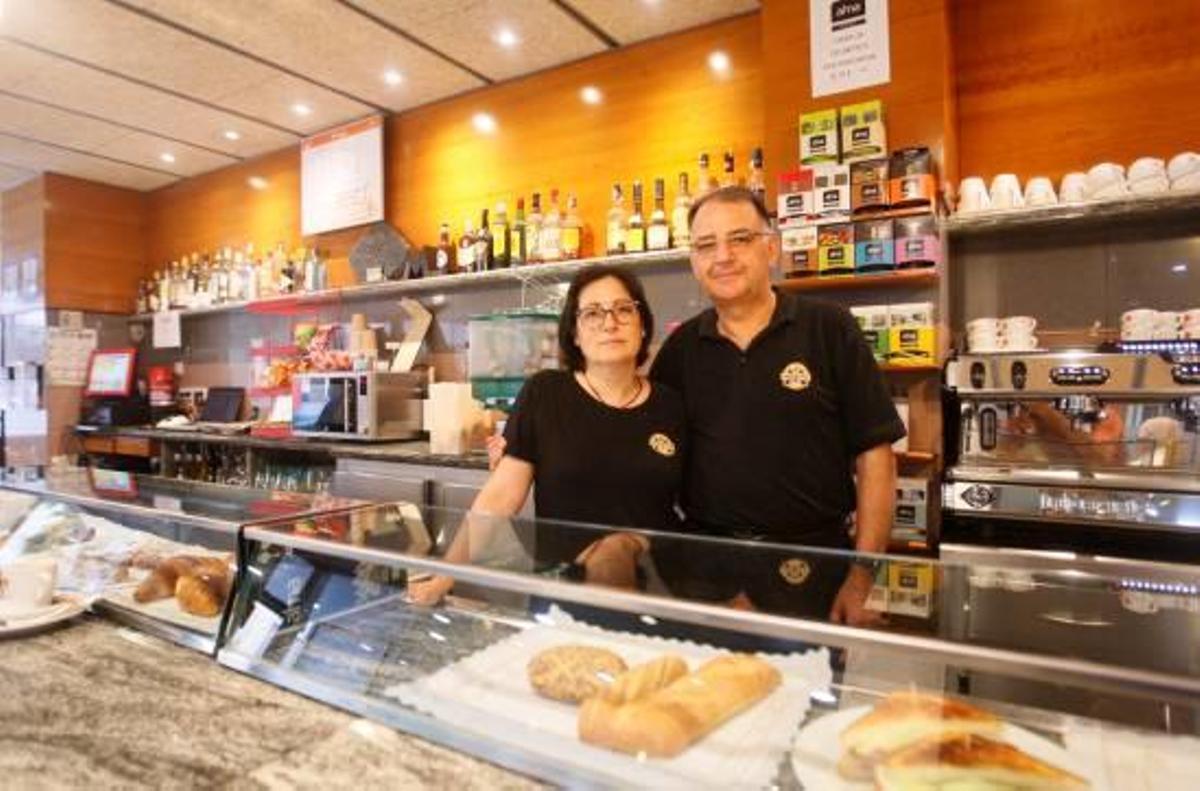 Vicky Baborés i Toni Lara, al darrere de la barra del Bescuit del carrer Migdia, que tanca demà.