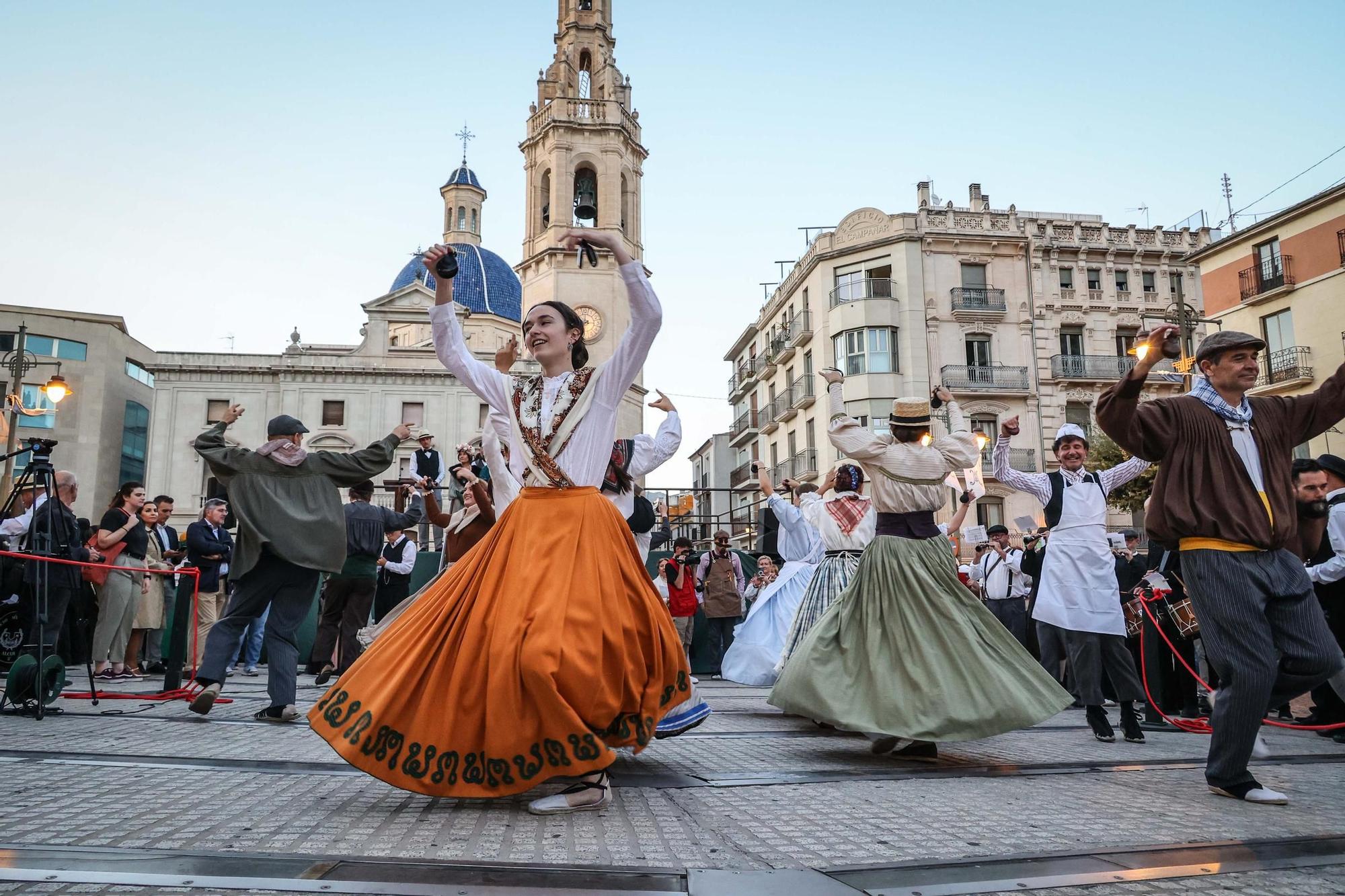Inicio de la Feria Modernista de Alcoy 2025