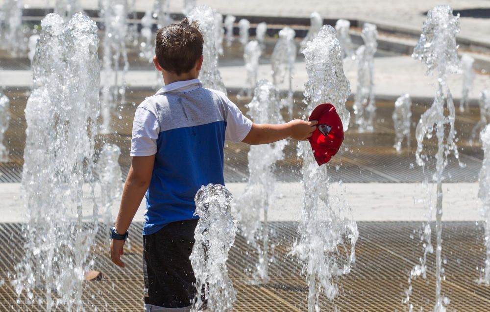 El calor aprieta aún más en el litoral aunque da un mínimo respiro en el interior.