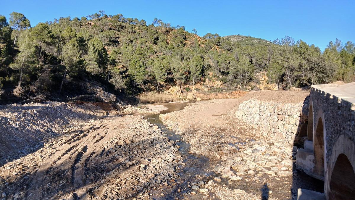 Obras del puente en el camino entre Siete Aguas y Chera