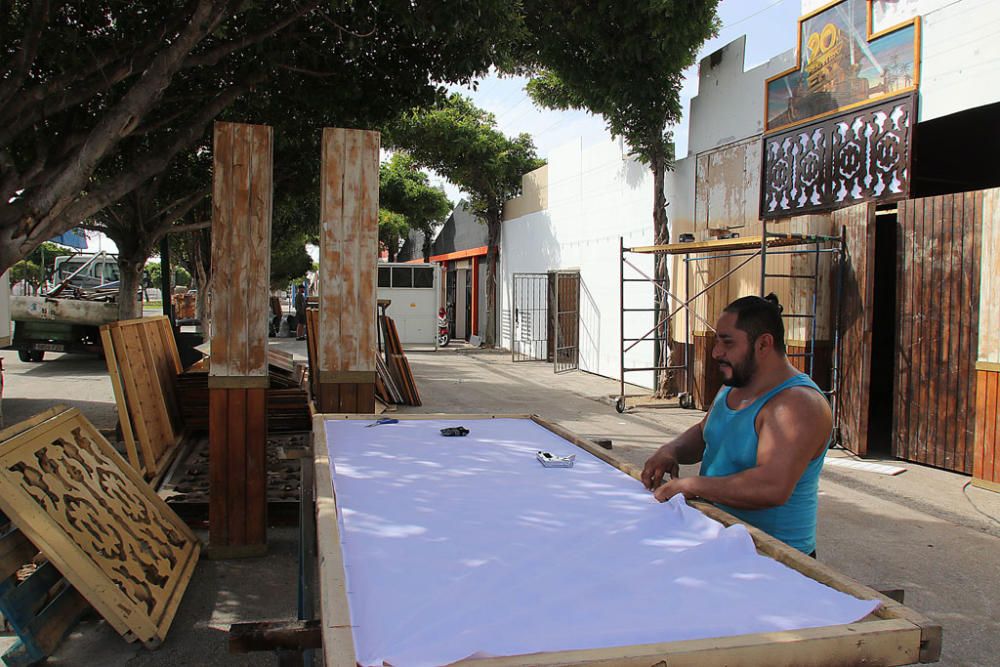 El Cortijo de Torres acelera los trabajos en casetas, calles y portada para ponerse a punto de cara al inicio de la semana de Feria.