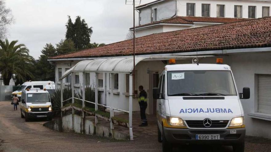 Las ambulancias trasladan a los pacientes desde el Rebullón al Hospital Nicolás Peña. // Ricardo Grobas