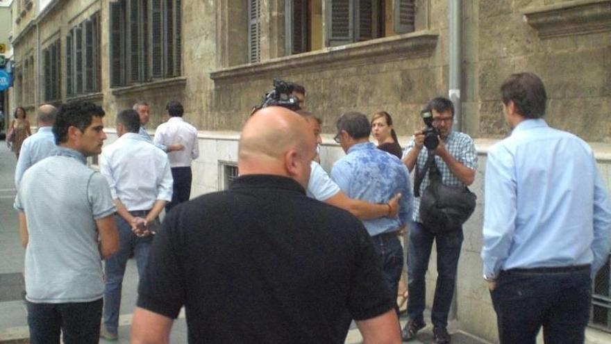 Llorenç Suau se marcha con la camisa empapada.