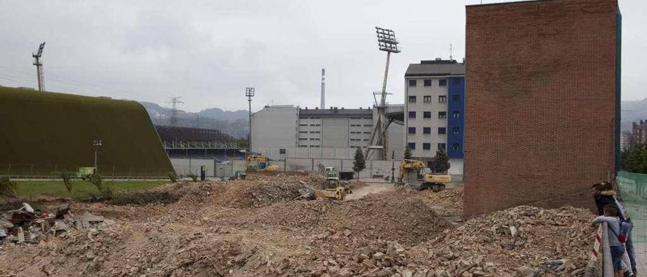 Los escombros generados junto al último bloque del viejo cuartel.