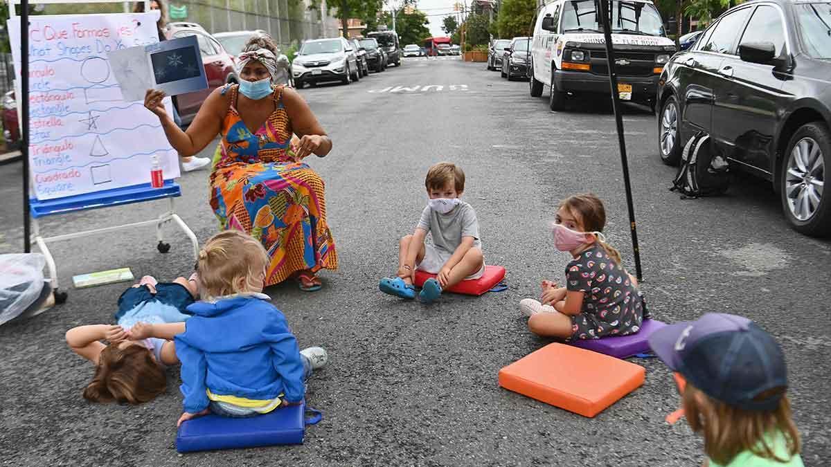 Una escuela de Nueva York ensaya clases al aire libre para los más pequeños