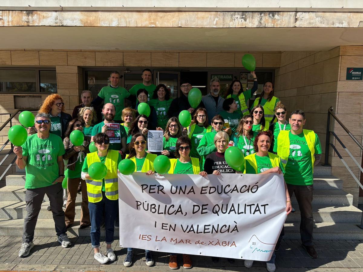 Profesores de IES La Mar de Xàbia, en una protesta este martes