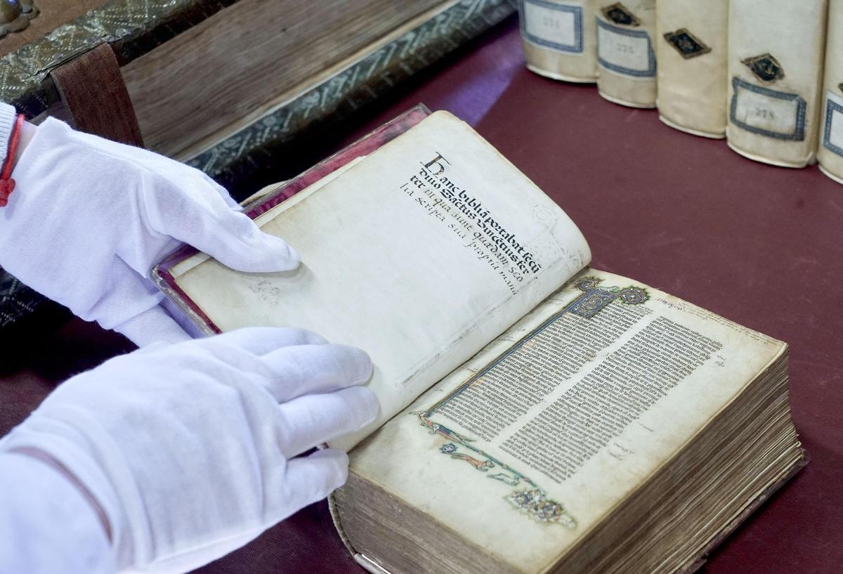 La biblia conservada en la catedral se utilizaba en los viajes de San Vicente Ferrer.
