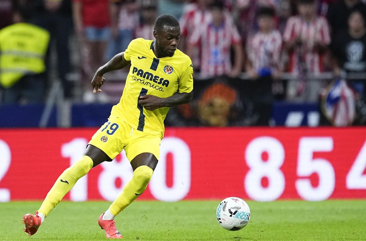 Nicolas Pepe con el esférico