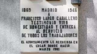 La placa de Largo Caballero, desmontada 'a martillazos', vuelve a Chamberí