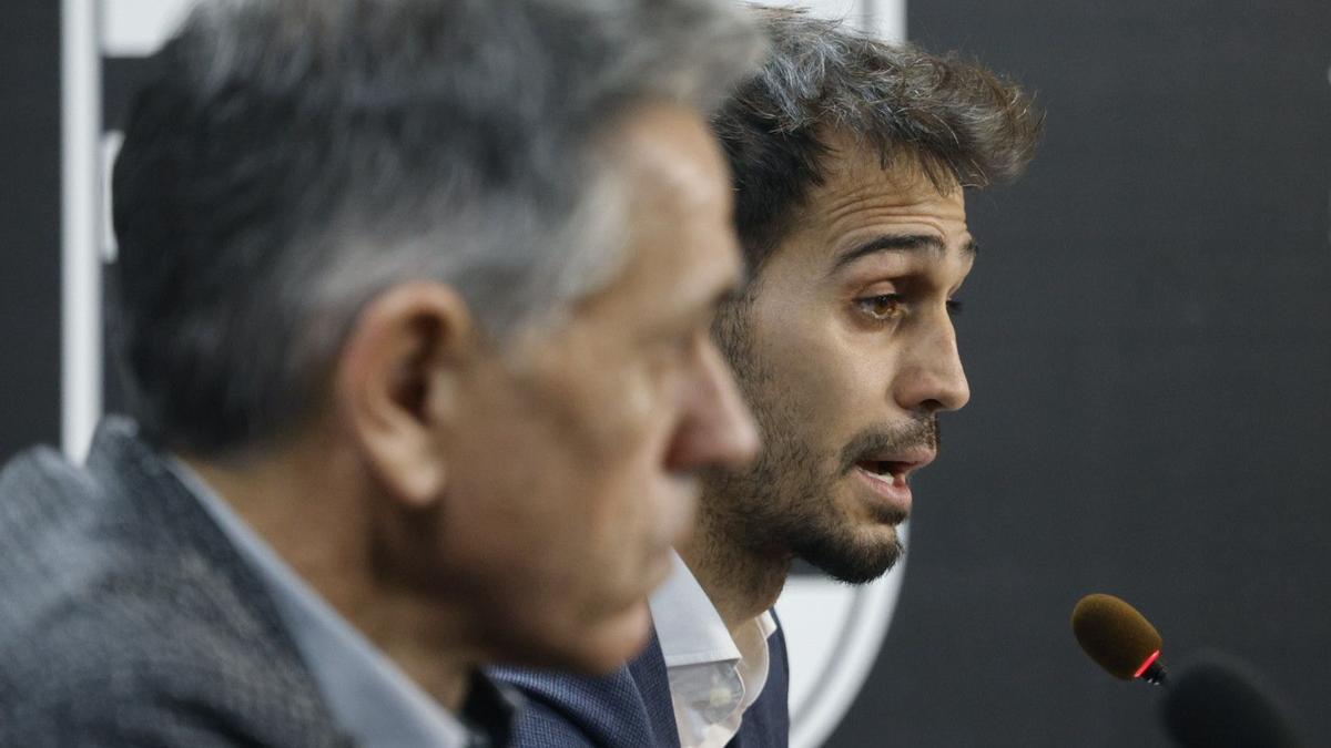 Alejandro Arribas, con Víctor Alonso en primer plano, durante la rueda de prensa