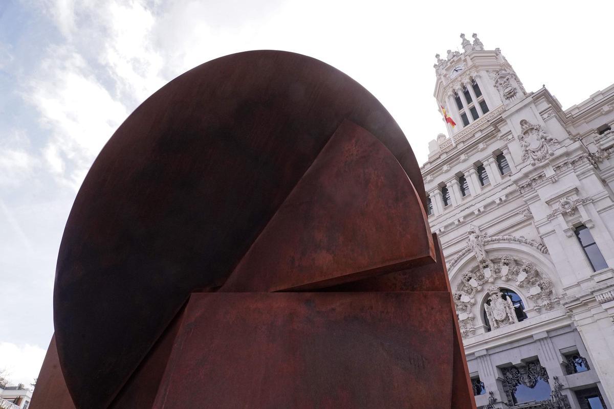 Hermes, nueva estatua situada junto a la plaza de Cibeles.