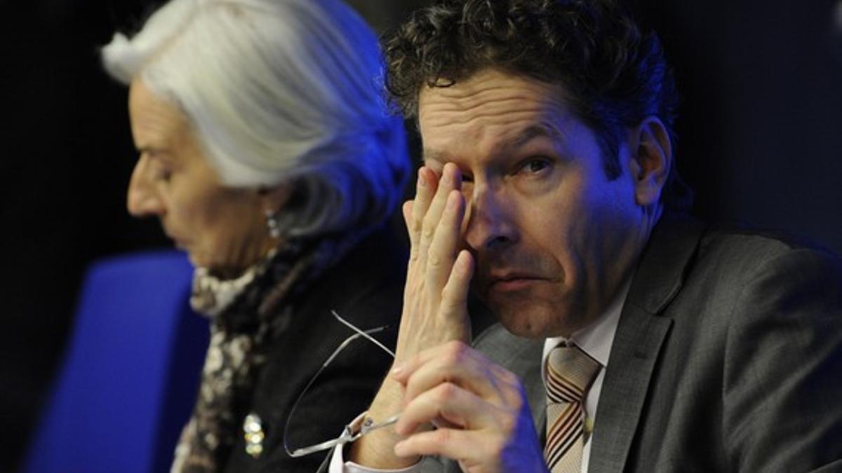 Jeroen Dijsselbloem, presidente del Eurogrupo, junto a Christine Lagarde, directora del FMI, en el anuncio del acuerdo sobre Chipre esta madrugada.