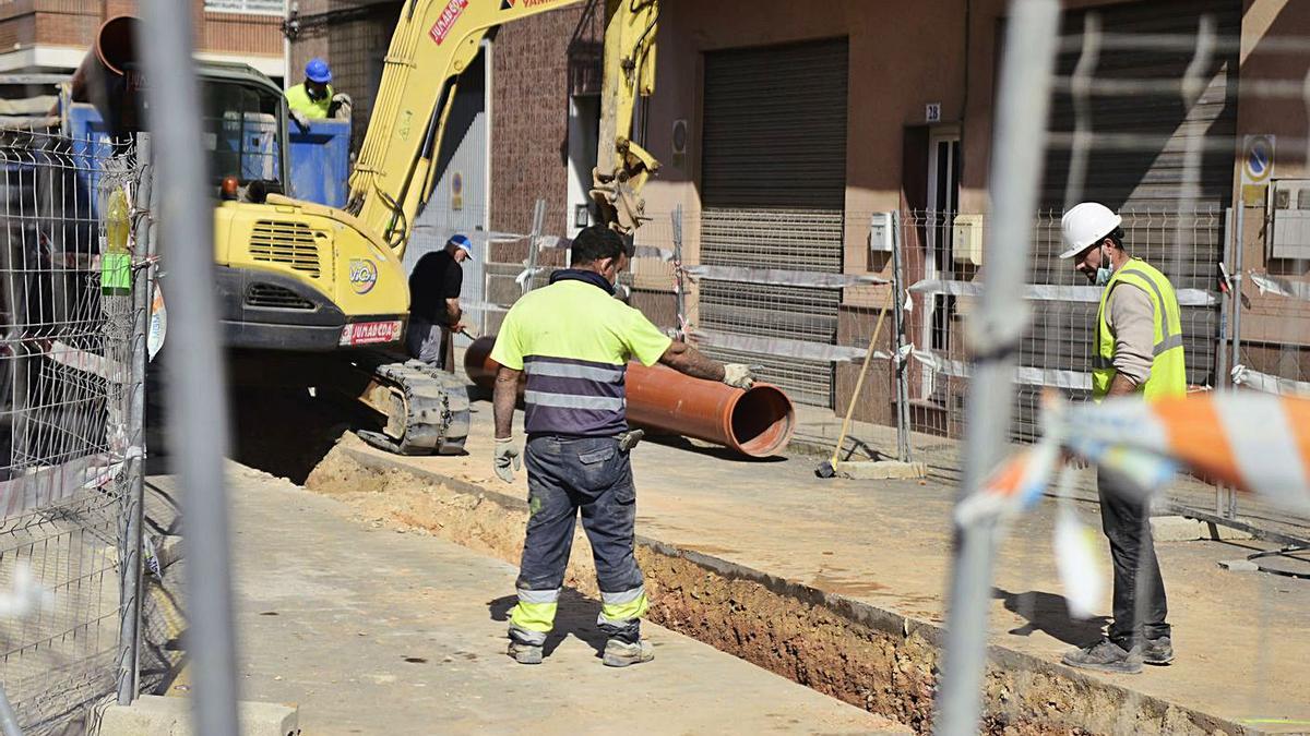 Obreros trabajan en una reforma en el barrio de Los Dolores. | IVÁN URQUÍZAR