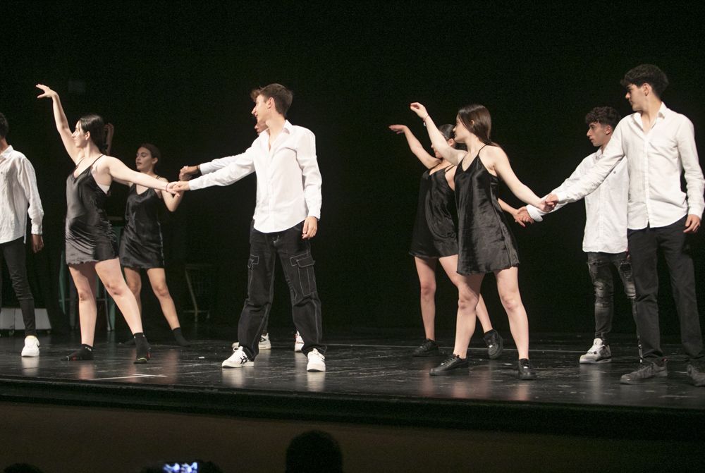 Los alumnos de 4º de la ESO del María Moliner se suben a las tablas en la casa de Cultura del Port de Sagunt