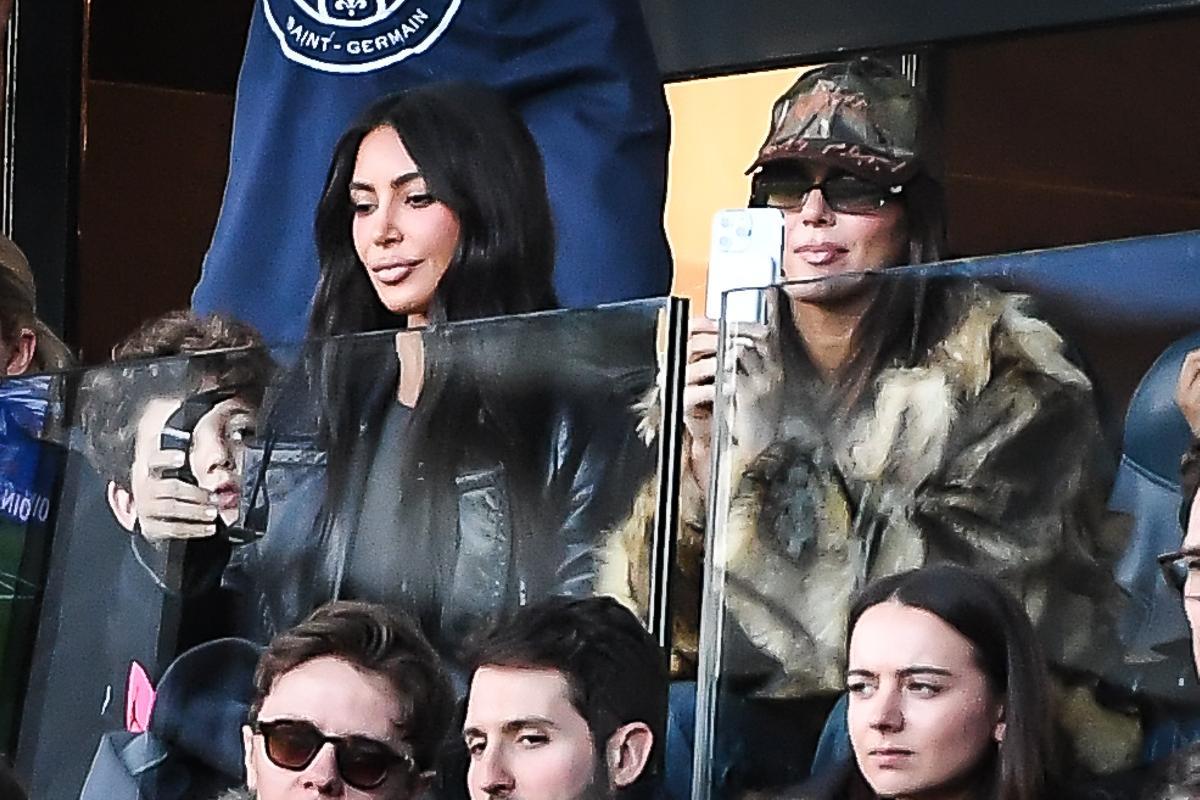 Kim Kardashian asiste al partido de fútbol de la L1 francesa entre el Paris Saint-Germain (PSG) y el Stade Rennais FC en el estadio Parc des Princes de París. Kim Kardashian asiste al partido de fútbol de la L1 francesa entre el Paris Saint-Germain (PSG) y el Stade Rennais FC en el estadio Parc des Princes de París.