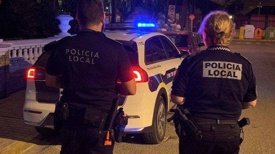 Agentes de la Policía Municipal de Sueca junto a un parque del municipio.