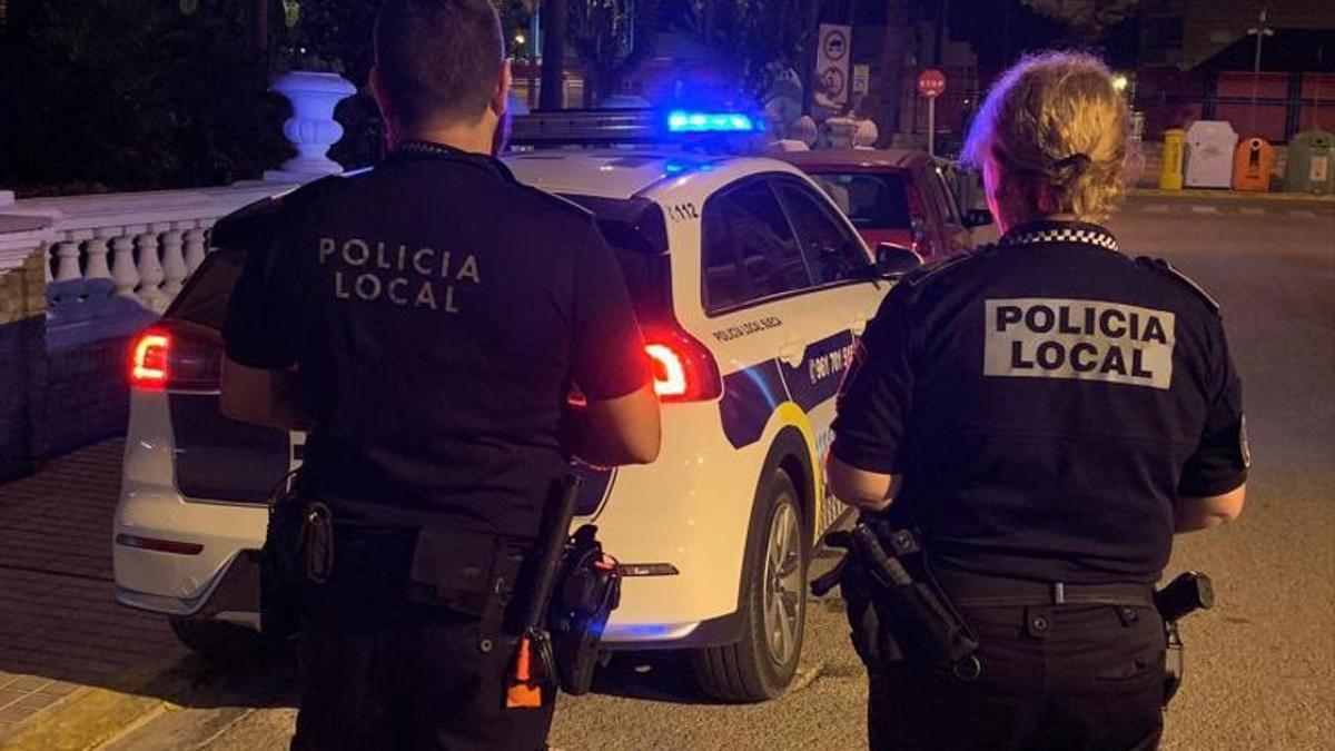 Agentes de la Policía Municipal de Sueca junto a un parque del municipio.