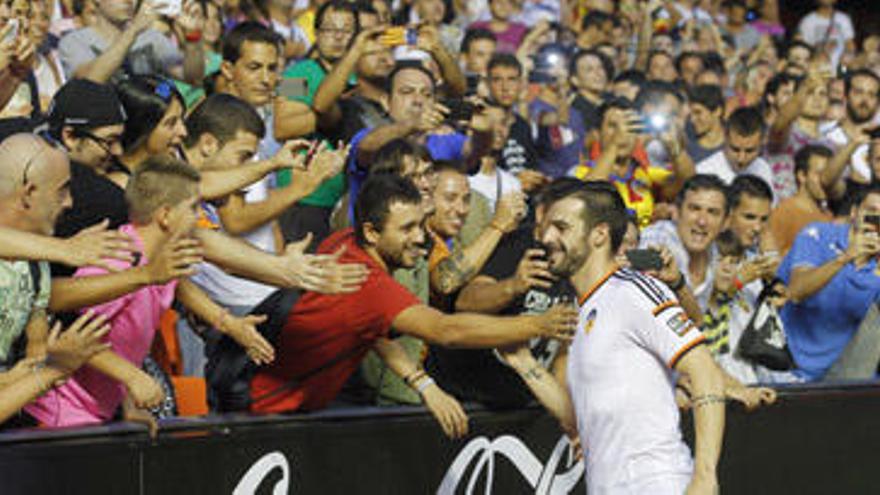 Negredo saluda a los aficionados en su multitudinaria presentación en 2014.