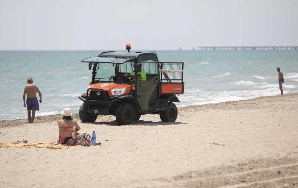 Carrera a contrareloj para tener a punto la playa de Canet d'En Berenguer