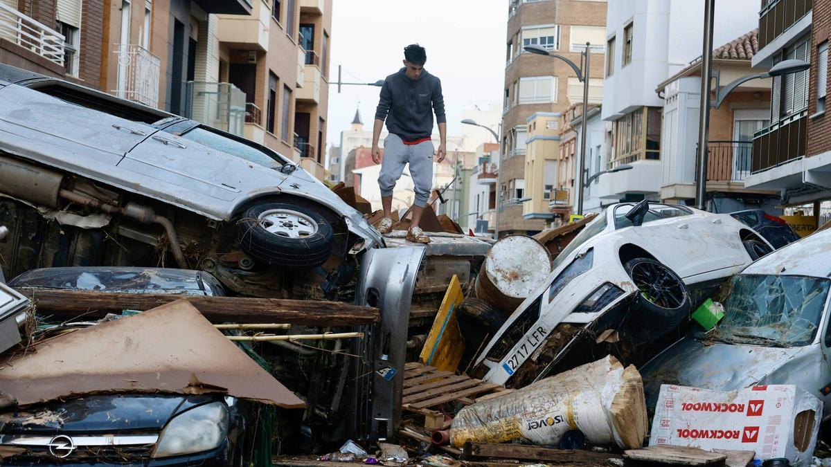 Coches amontonados en una calle de Sedavía el día después de la tragedia.