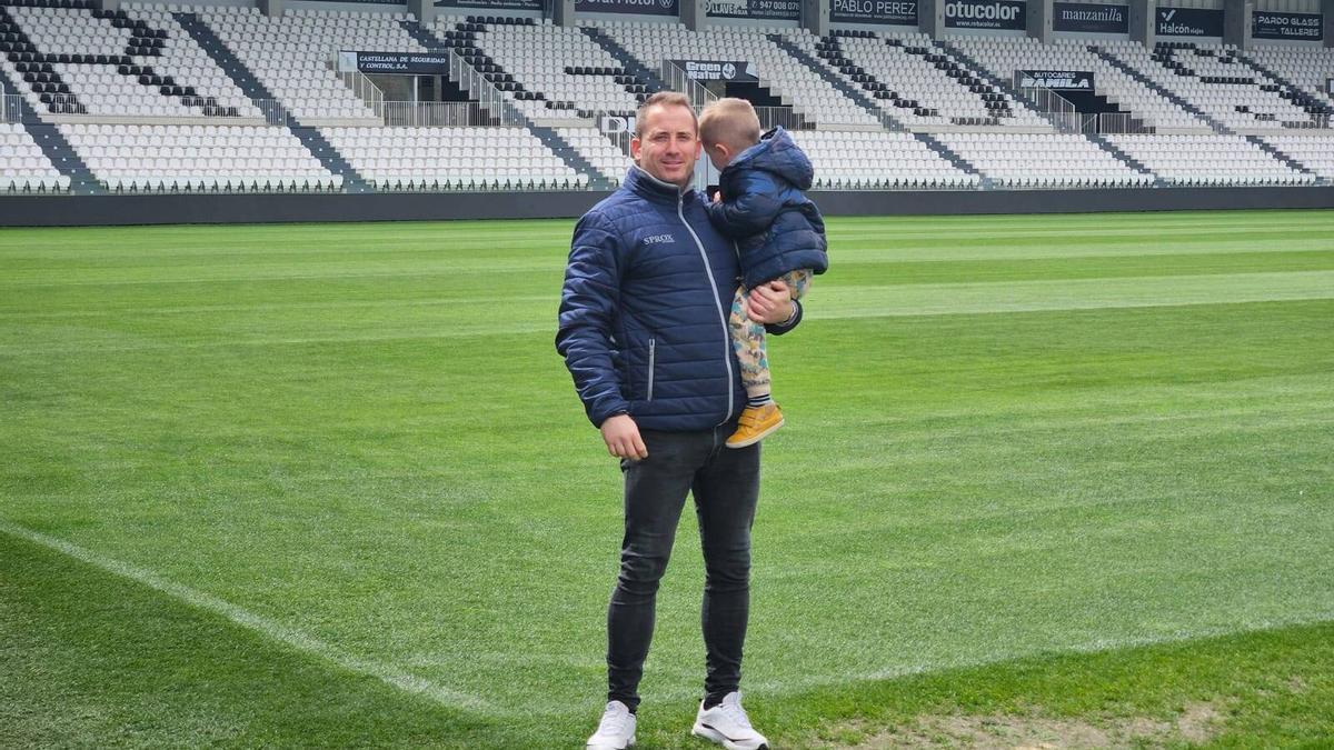 Enric Maureta, amb el seu fill Eneko, a l’estadi del Plantío de Burgos fa uns mesos.