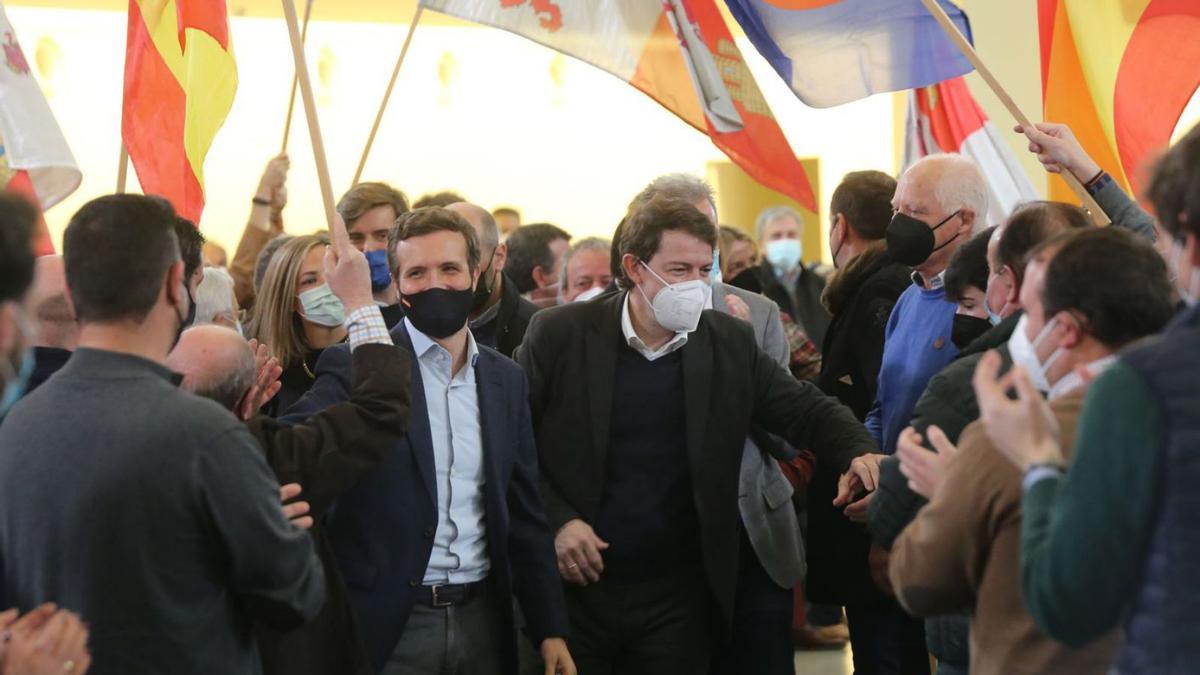 El candidato popular a la Junta, Alfonso Fernández Mañueco, junto a Pablo Casado, en el mitin del PPCyL, ayer.