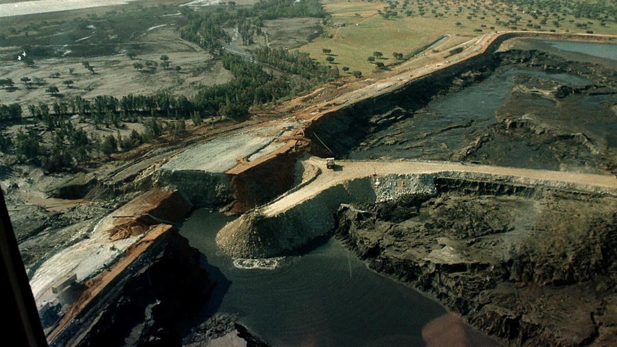 La balsa de Aznalcóllar, tras su rotura hace 20 años.