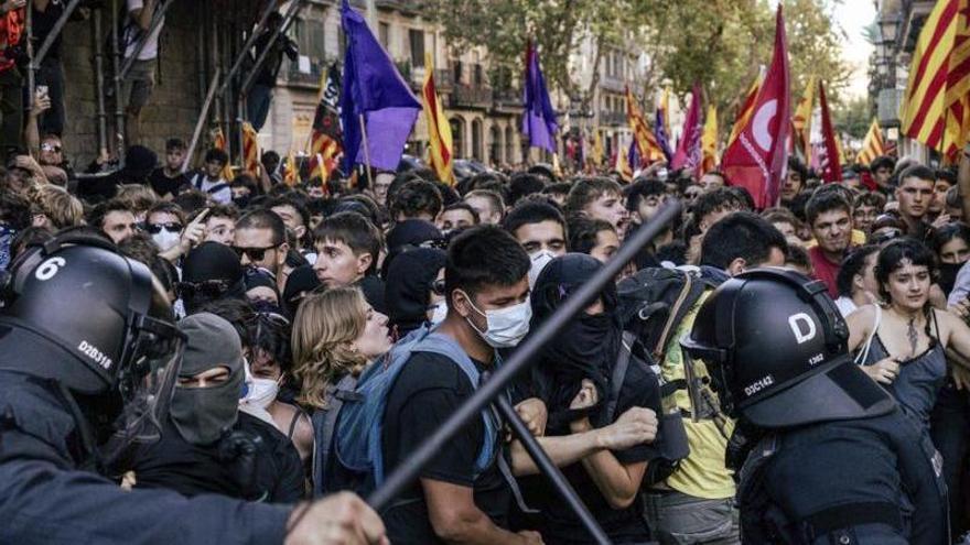 Els Mossos carreguen en el xoc entre Aliança i antifeixistes al Fossar