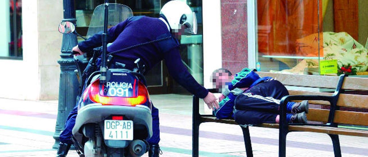 Imagen de archivo de un mendigo durmiendo en un banco en la calle Triana, en la capital grancanaria.