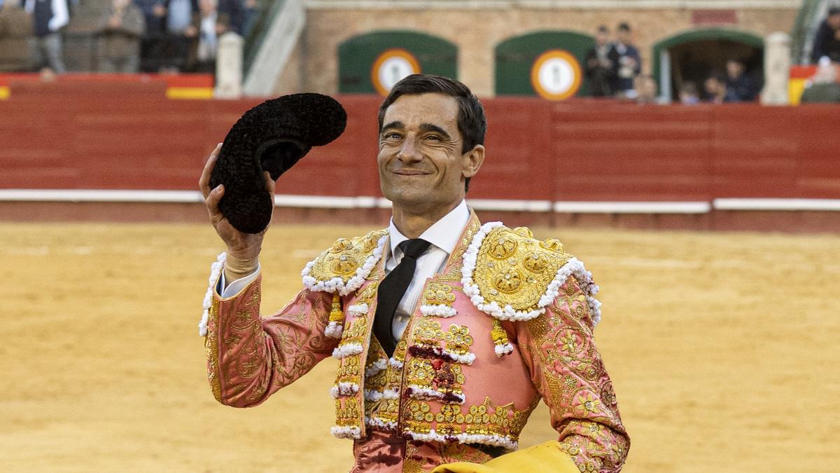 Paco Ureña y Francisco de Manuel pasea una oreja en la Feria de Fallas