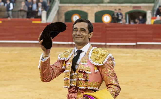 Paco Ureña y Francisco de Manuel pasea una oreja en la Feria de Fallas