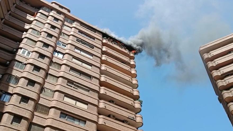 Un herido en un incendio en una vivienda de la avenida Aragón