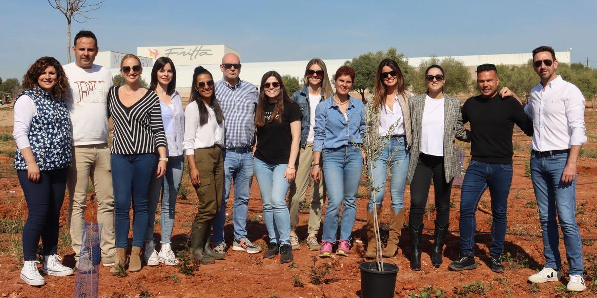 Foto grupal durante la plantación del Bosque Olímpico.