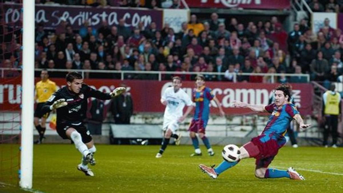 Messi no llega por poco a un centro de Bojan, ayer en el Pizjuán.