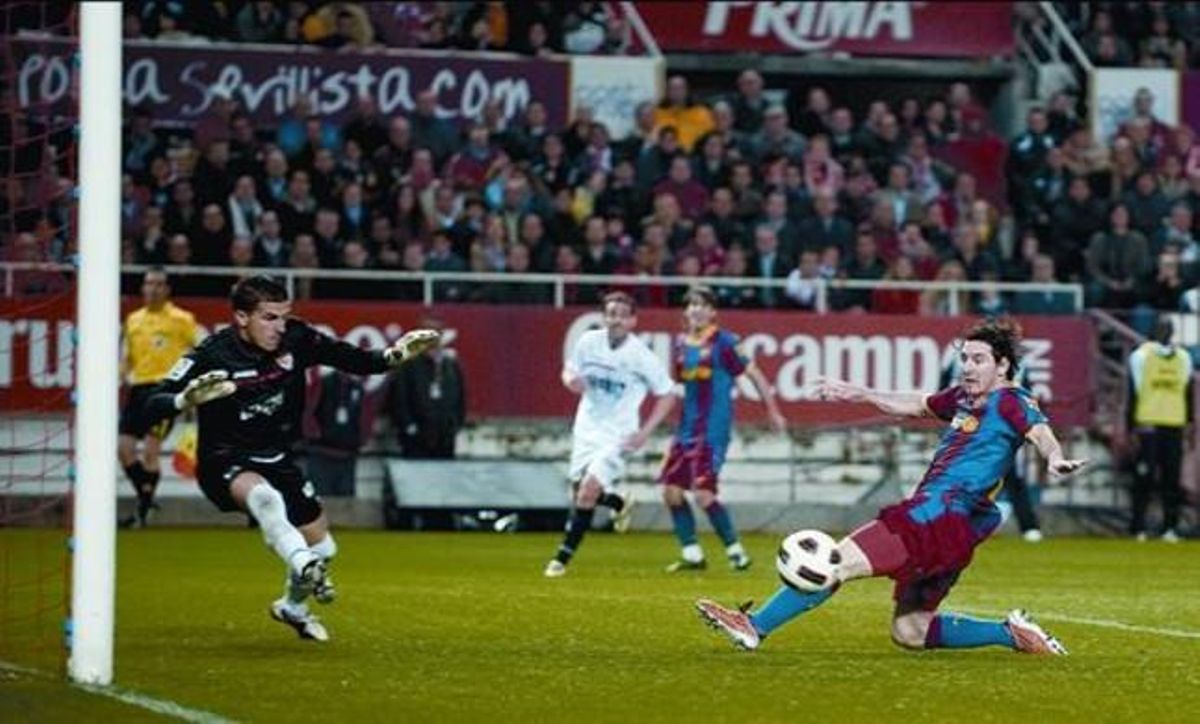 Messi no arriba per poc a un centre de Bojan, ahir al Pizjuán. Messi no arriba per poc a un centre de Bojan, ahir al Pizjuán.