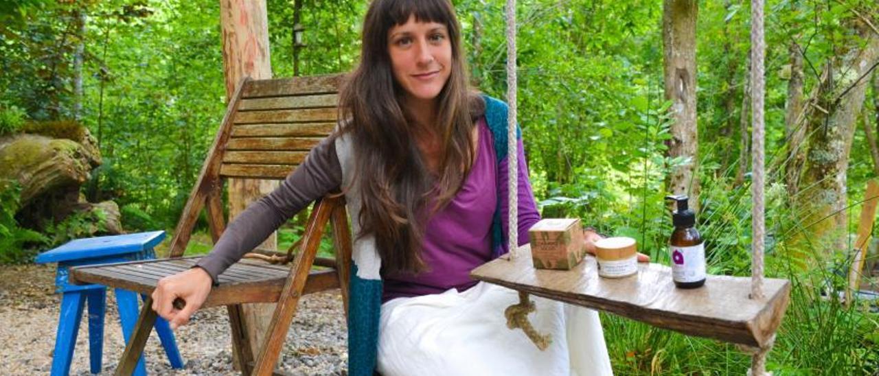 Celia Serrano Laguna con algunos de sus productos, en Cabranes. Ana Paz Paredes.