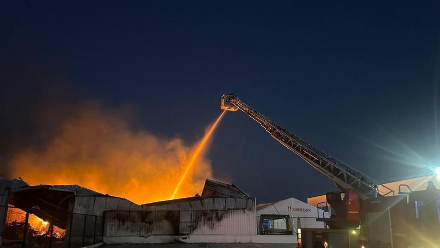 Fotogalería | Incendio en una nave hortofrutícola de Valdivia