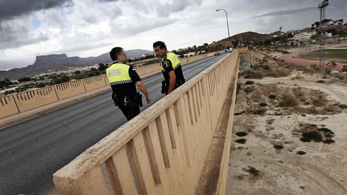 Dos agentes de la Policía Local de Elda en el puente de la Libertad donde se produjeron los hechos.