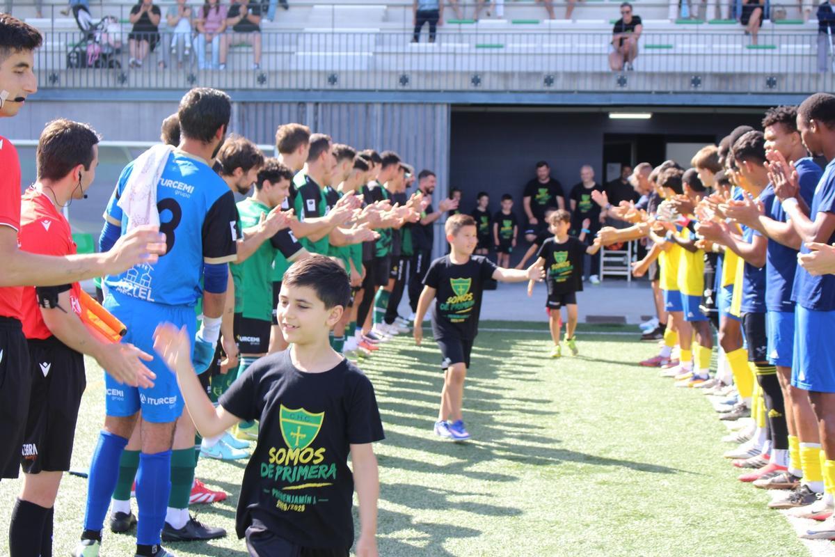 EN IMÁGENES: El pasillo del Hispano a los pequeños del prebenjamín A tras ganar la liga y conseguir el ascenso a Primera