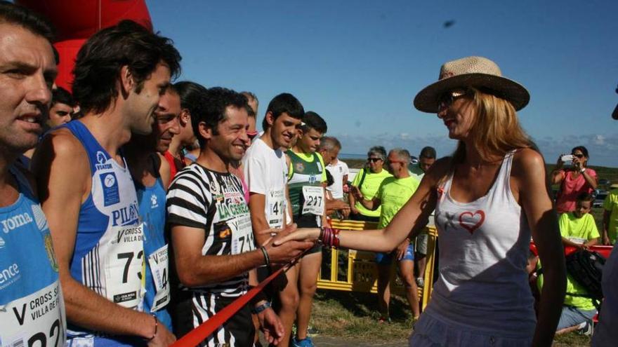 Sandra Ibarra saluda a los participantes en el cross el pasado verano.